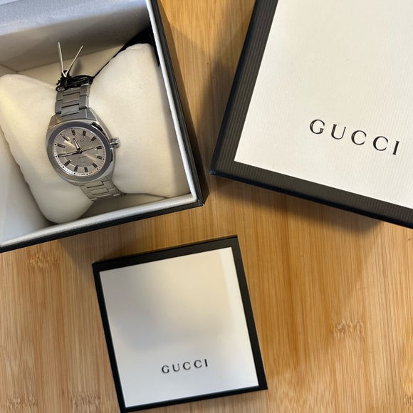 Gucci Watch With 37mm Silver Face & Silver Bracelet - Picture 10 of 10